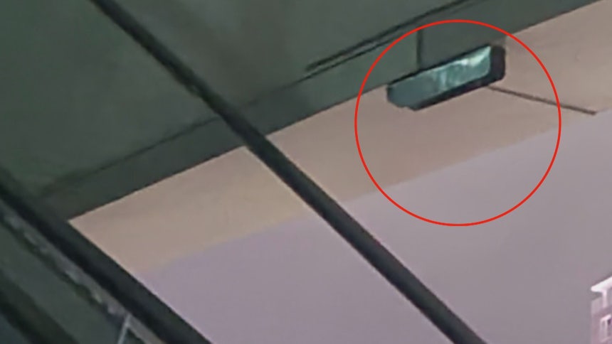 안전 보호판이 떨어진 채 철제 고정 장치만 남아있는 모습