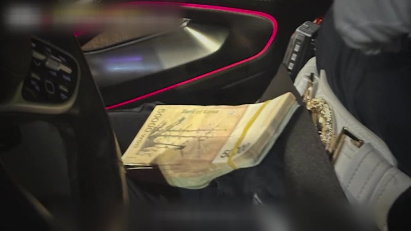 “허벅지 위에 돈뭉치를 툭”…경찰관이 깜짝 놀란 이유는? [잇슈 키워드]