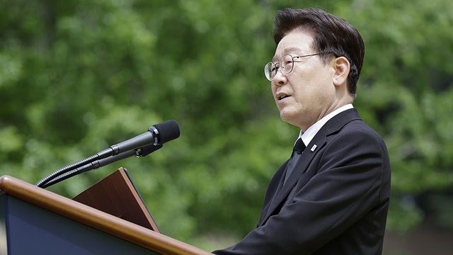 이 대통령 “<b>노무현 대통령</b> 못다 이룬 꿈, 국민주권정부가 반드시 완수...