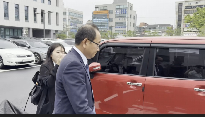 지난 28일 항소심 선고 이후,입장을 밝히지 않고 법원을 빠져나가는 강병삼 전 제주시장