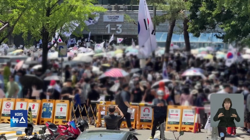 개표소 봉쇄 <b>시위</b> 이어져…발묶인 선관위 직원들