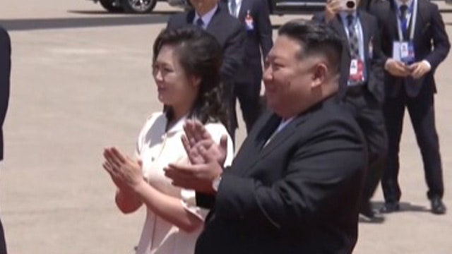 <b>김정은</b>·리설주, <b>시진핑</b> 부부 <b>영접</b>…김일성광장서 환영식