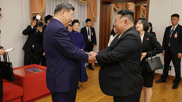 <b>시진핑</b>, <b>방북</b> 이튿날 김정은과 우의탑 참배·당 간부학교 방문