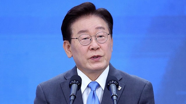 이 대통령 “<b>메가프로젝트</b>, 지지율 관리 수단 아냐…중요한 건 성과”