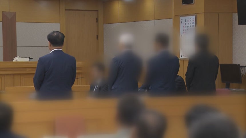 1심 선고를 앞두고 법정에 선 심규언 당시 동해시장 등 피고인 4명(2026.6.30)/ 촬영기자 김중용