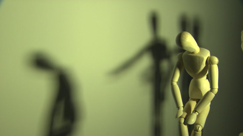상한 음식 먹이고 감금했는데…기소돼도 근무는 계속