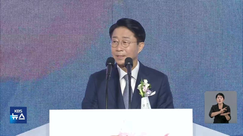 18년 만의 공휴일 <b>제헌절 경축식</b>…“내년 개헌안 마련”