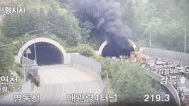 영동고속도로 <b>대관령4터널</b> 내 차량 <b>화재</b>…<b>대관령</b>나들목~강릉분기점 양방...