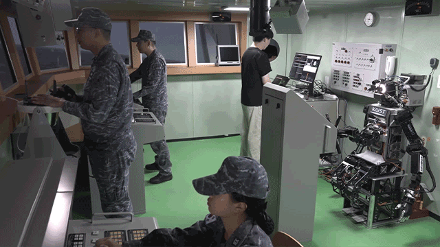 인간 함장 조함 명령에 로봇 조타수 ‘복명복창’…<b>해군 로봇 승조원</b> 전...
