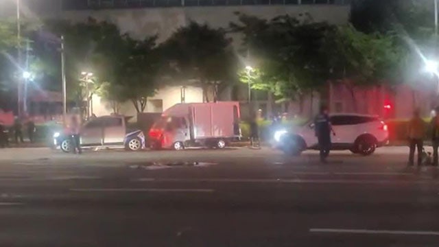 새벽 도로에서 유턴 택시랑 택배차 충돌… 대기하던 다른 택시들까지 연쇄 추돌한 황당한 사고