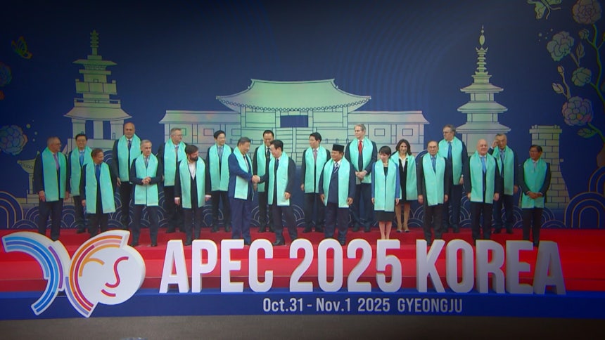 지난해 경주 APEC에서 악수하는 이재명 대통령과 시진핑 중국 국가주석