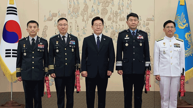 <b>이 대통령</b>, 대장·중장진급자 4명에 <b>삼정검</b> 수치 <b>수여</b>…“국민 신뢰 회...