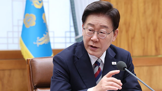 이 <b>대통령</b> “<b>임기</b> 단축 포함 개헌 입장 변함 없어…4년 중임 또는 연임...