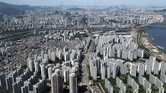 이번 주 서울 <b>서초</b>(-0.09%)·<b>강남</b>(-0.05%) 아파트값 2주째 <b>하락</b>