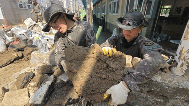 군, <b>거제·통영 폭우 피해</b>지역에 장병 700명 장비 50여대 긴급 투입