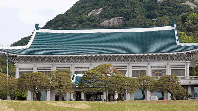 <b>청와대</b>, <b>김여정 담화</b>에 “불필요한 비방 멈추고 한반도 평화공존으로 나...