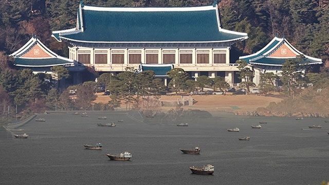 [속보] <b>청와대</b> “<b>호르무즈 파병</b> 군사적 기여 포함 다양한 선택지 검토·...