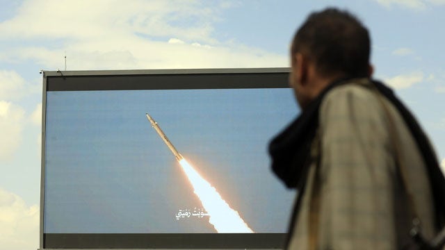 사우디 수도에도 ‘<b>공습 경보</b>’…“<b>리야드</b>공항 인근서 화염”