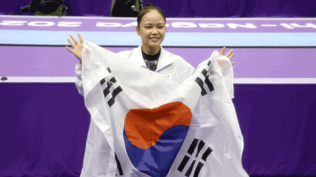 <b>여서정</b>, 북한 안창옥 꺾고 8년 만에 <b>도마 금메달</b>…아빠 여홍철과 어깨 ...