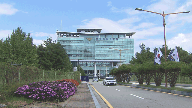 경찰, <b>신용한</b> 충북지사 <b>집무실 압수수색</b>