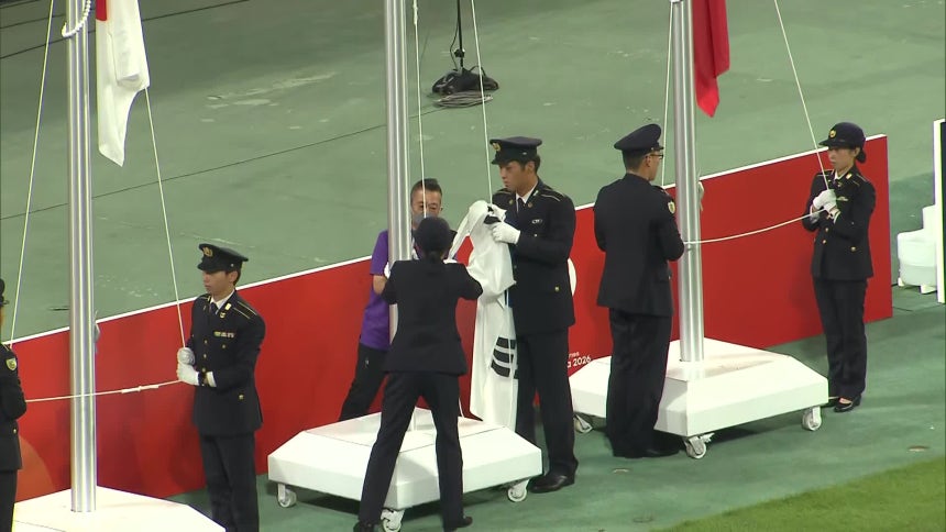 아시안게임 남자 축구 결승에서 금메달을 딴 뒤 시상식에서 애국가가 울려 퍼지는 순간, 태극기가 제대로 게양되지 않았습니다. (촬영기자: 강현경)
