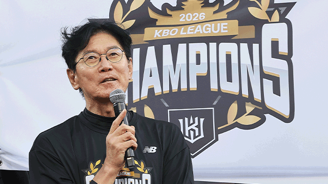 프로야구 정규시즌 우승 <b>KT</b>, <b>이강철 감독</b>과 3년 <b>재계약</b>