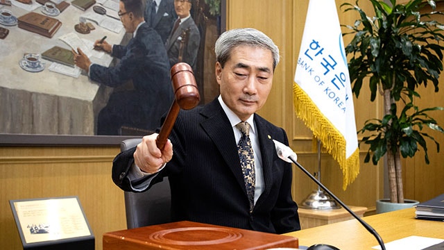 한은, 연 <b>3%</b> <b>기준금리</b> <b>동결</b>…“연속 인상 영향 점검”