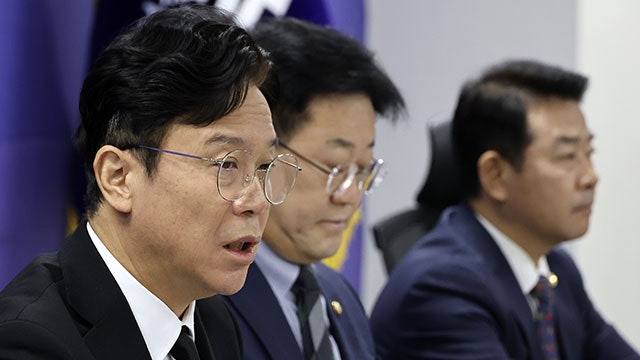 당정 “<b>퇴직급여 사외 적립</b> 단계적 <b>의무화</b> 추진…기금형 <b>퇴직</b>연금도 활...