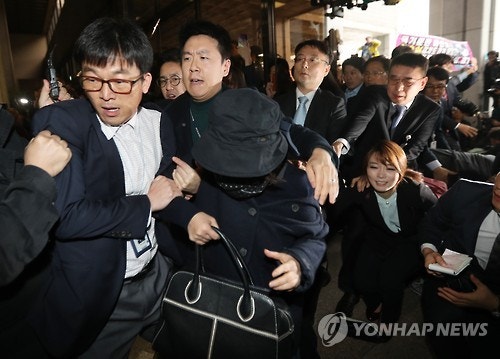 출두인지 런웨이인지…토즈가방 들고 출석 한 최순실
