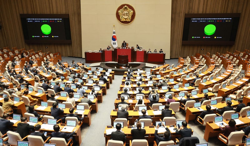 <b>정부</b>로 이송된 '<b>쌍특검법</b>'…대통령 <b>거부권</b> 행사 '전운'
