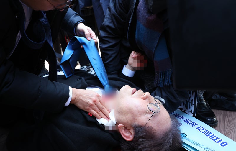 부산<b>경찰청</b>, <b>이재명 피습</b> '증거인멸' 의혹에 "사실 아냐"
