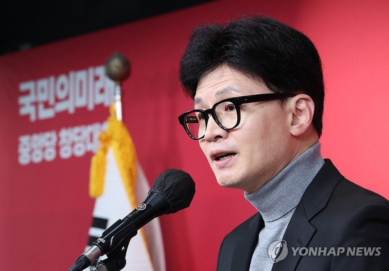 <b>한동훈</b>, <b>차은우</b>보다 <b>이재명</b>에 "아부꾼만 살아남는 민주당"