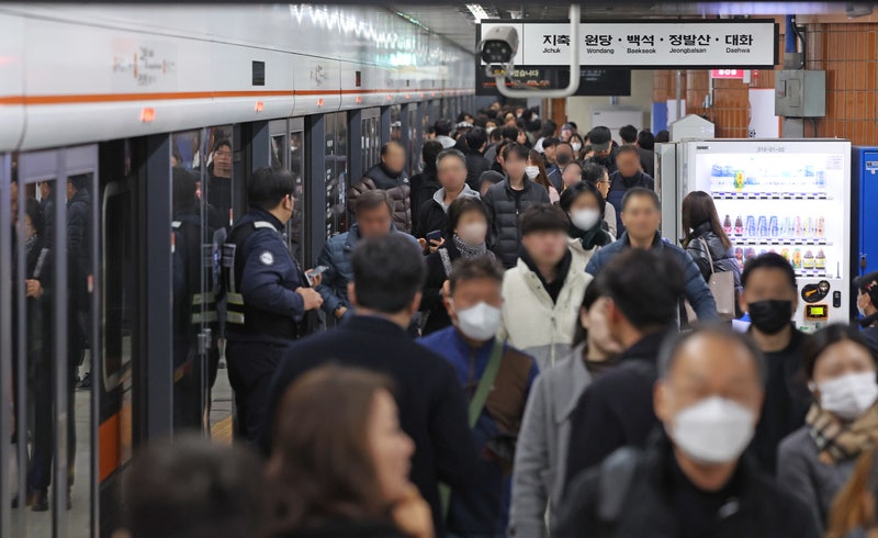 "지각이다!"…<b>3호선</b> 지연에 출근길 시민들 큰 불편