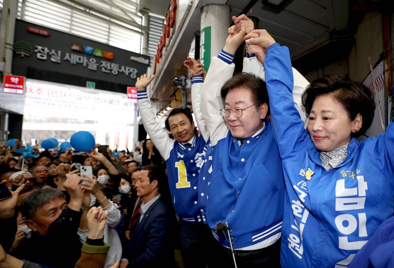 <b>이재명</b> "1인당 25만원 '민생회복지원금' 지급하자…지역화폐로"