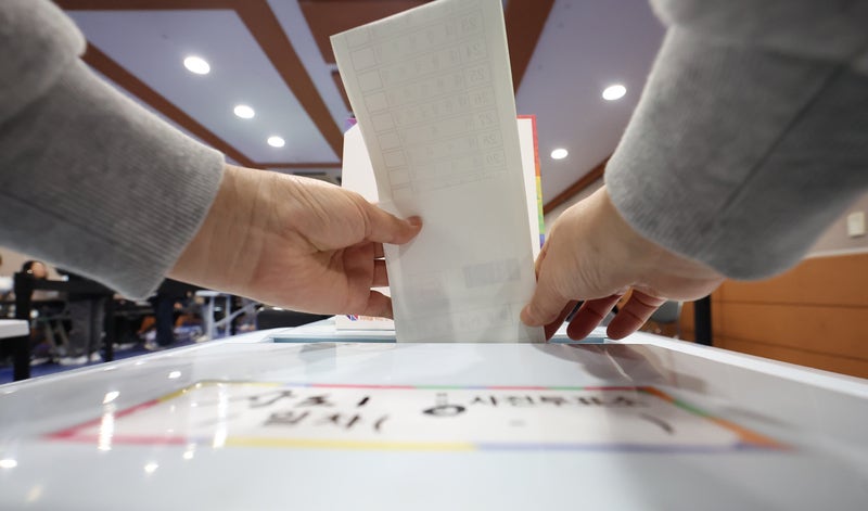 <b>사전투표 둘째날</b> 오전 9시 <b>투표</b>율 17.78%…전남 26.51%로 최고 [4·10 <b>총선</b>]