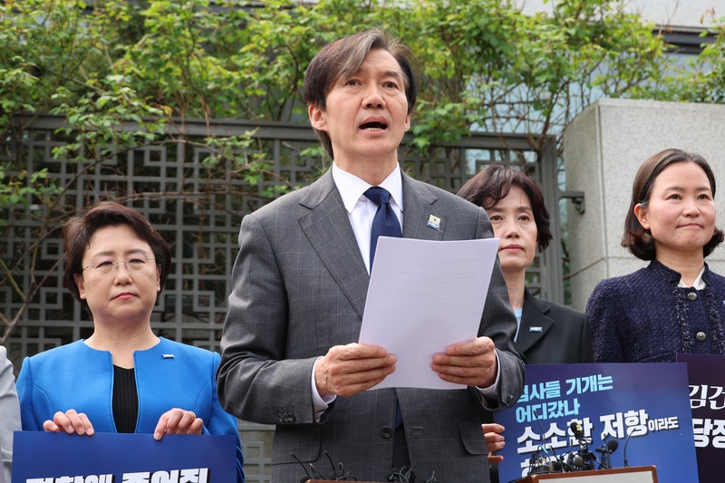 조국, 서초동 대검찰청 앞 "김건희 <b>여사 소환</b> 조사하라"