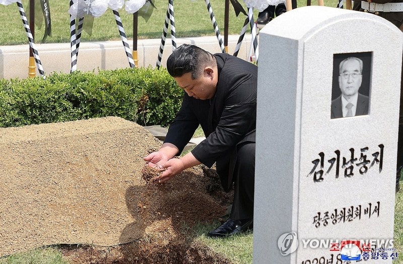 <b>김정은</b>, '北 괴벨스' <b>김기남 영결식</b> 참석...장지까지 동행