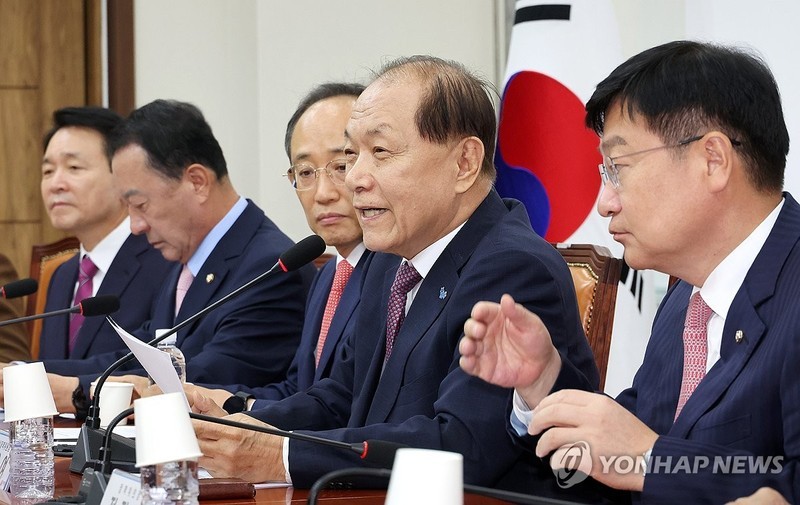 <b>황우여</b> "盧가 꿈꾼 타협의 <b>정치</b> 함께 실행하자"