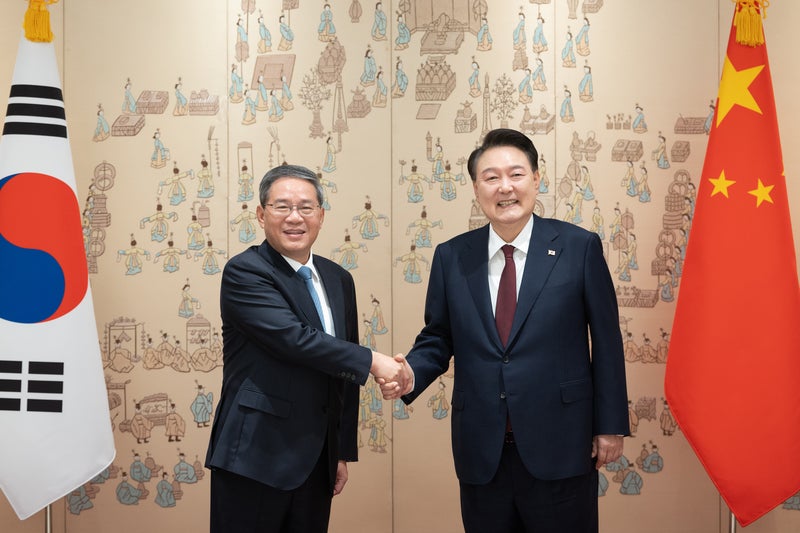 윤 대통령 "한중 긴밀히 <b>협력</b>해야" <b>리창</b> "좋은 이웃 되고 싶다"