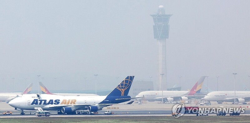 '타이어 펑크' <b>화물기</b> 탓에 <b>인천공항</b> 1활주로 운행 중단