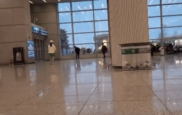 <b>인천공항</b> 출입구서 테니스 치는 <b>커플</b>…누리꾼 '경악'