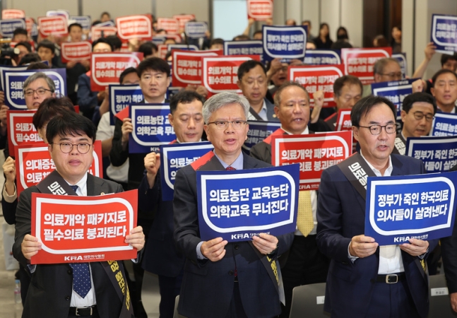 지난 9일 서울 용산구 대한의사협회에서 열린 전국의사대표자대회에서 임현택 대한의사협회 회장(왼쪽), 김택우 전 대한의사협회 비상대책위원장(가운데) 등 참석자들이 구호를 외치고 있다. / 사진=연합뉴스