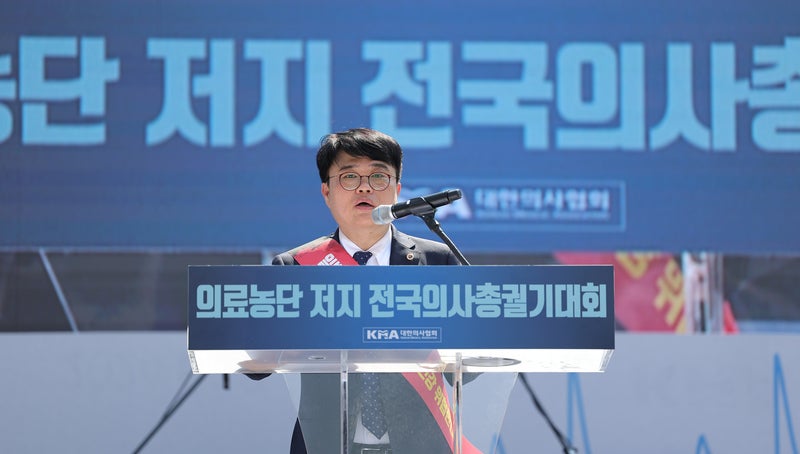 <b>의협</b> '<b>무기한 휴진</b>' 선언에…"처음 듣는 얘기" 내부 잡음