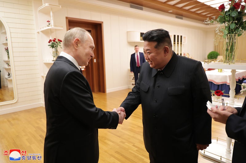 <b>김정은</b>·<b>푸틴</b>, 평양서 <b>정상회담</b> 시작…국방·외교 참모진 배석