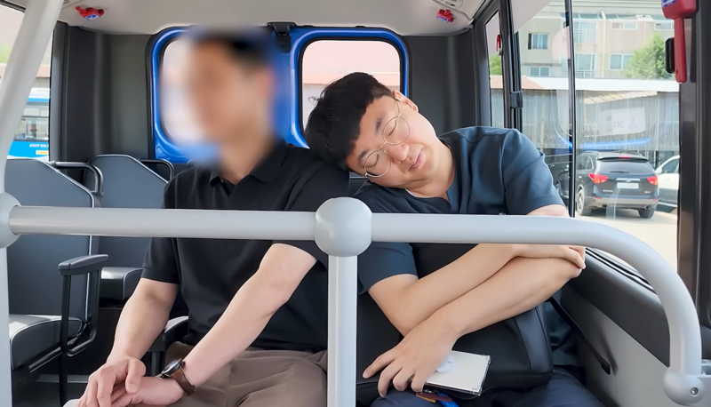 '지하철 꿀잠' 패러디한 <b>충주맨</b>…<b>이준석</b> "합방 환영"