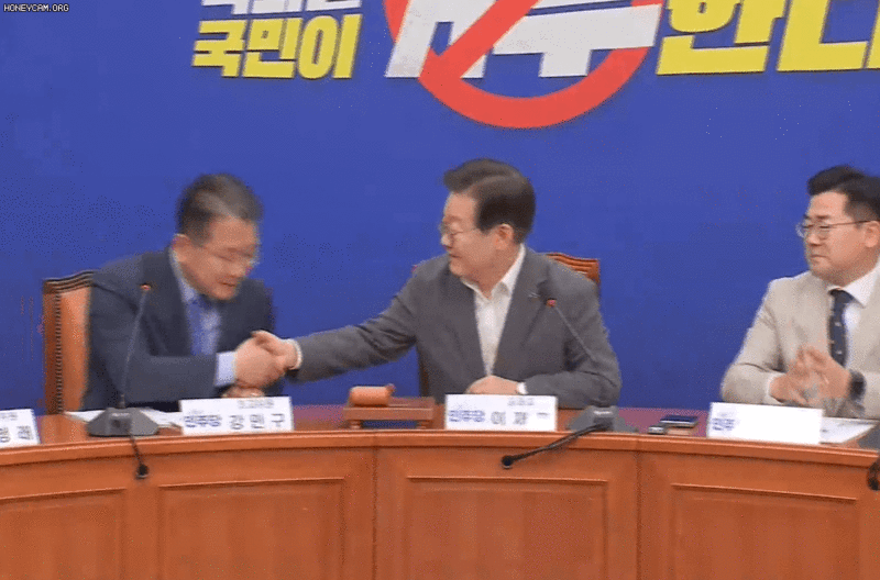 '민주당 아버지 <b>이재명</b>'·'90도 인사'…<b>오세훈</b> "아부 즐기나"