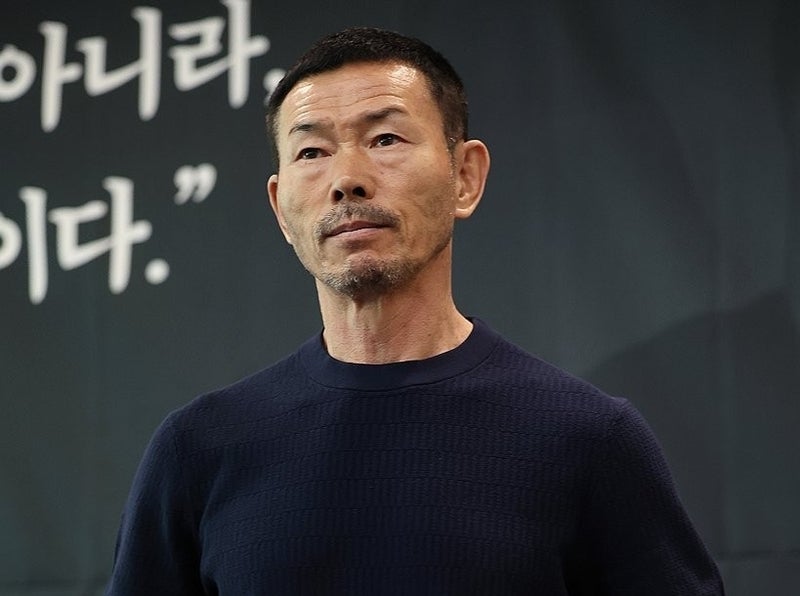 '아동학대 논란' <b>손웅정</b> 감독·<b>코치</b> 2명 첫 <b>검찰</b> 소환