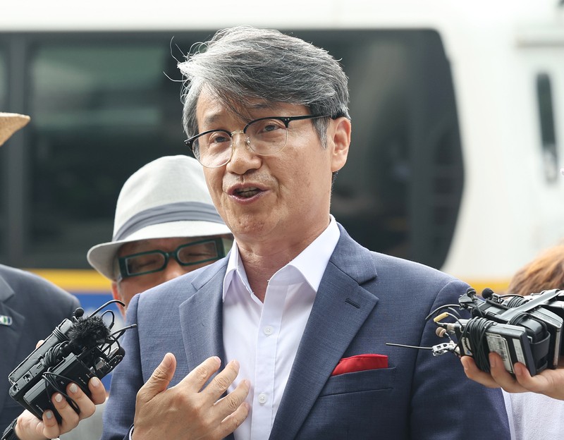<b>최재영 목사</b>, 경찰 <b>출석</b>…"스토커가 준 선물이 국가기록물?"