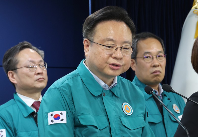 <b>전공의 행정 처분</b> 철회에 누리꾼 "의사 불패 신화 여전"