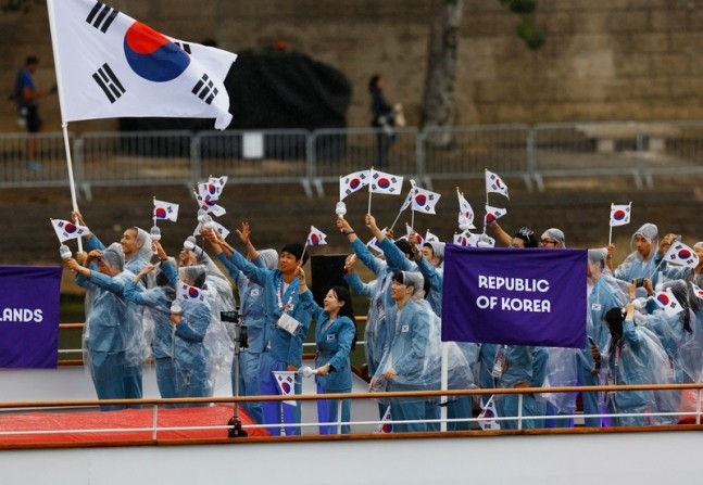 <b>태극기</b> 자리에 <b>오성홍기</b>가…일부 중국 누리꾼 "비참한 한국" 조롱